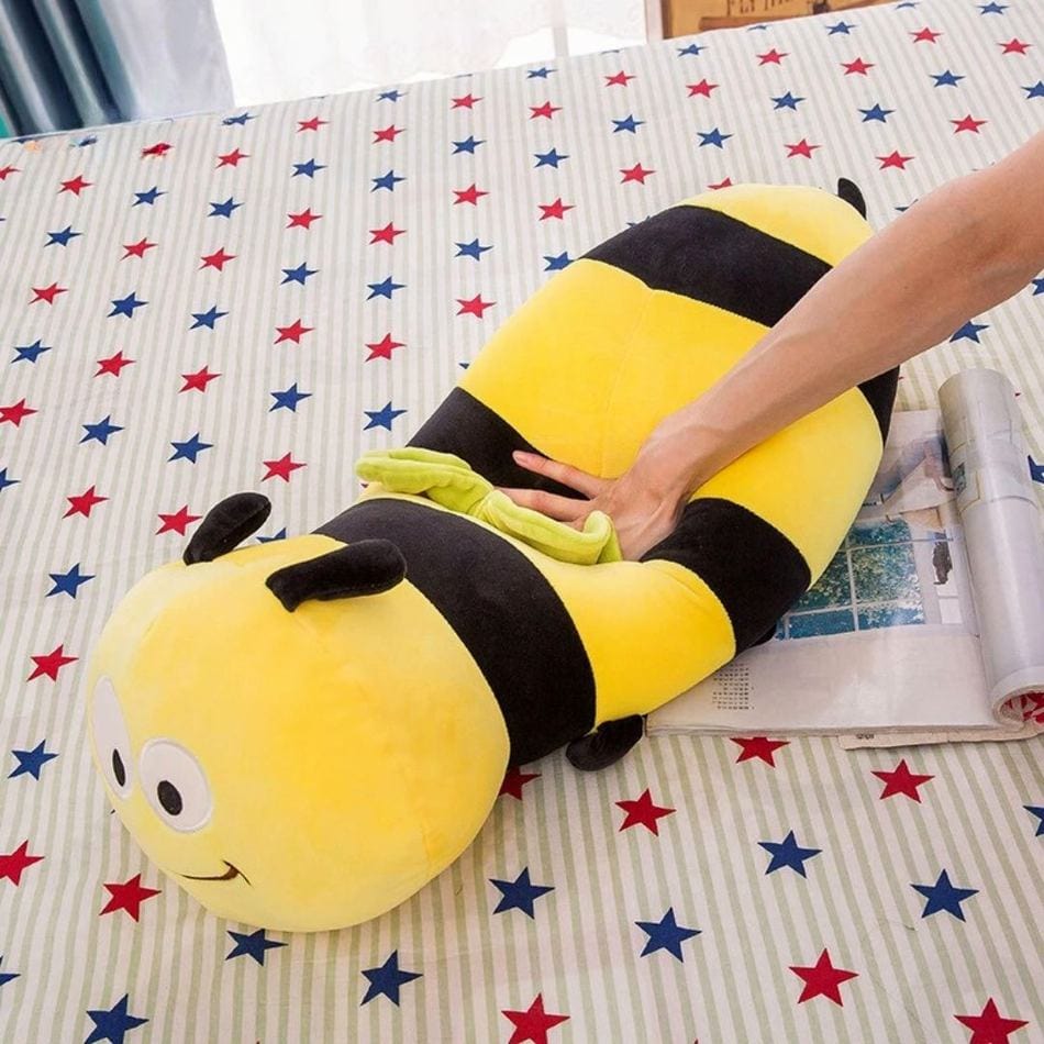 La Peluche Peluche coussin abeille souriante