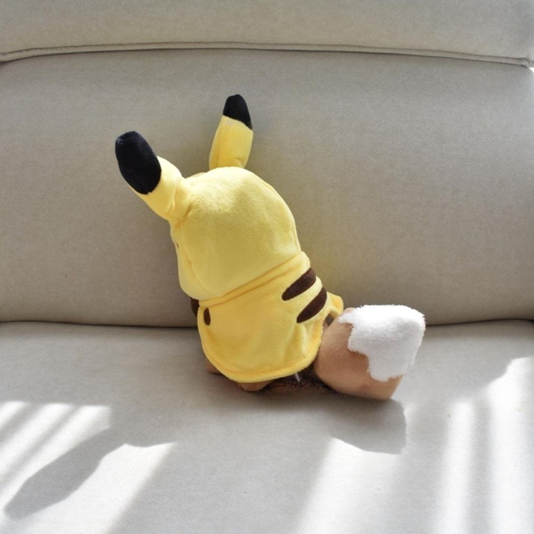 La Peluche Peluche Evoli déguisée en Pikachu jaune