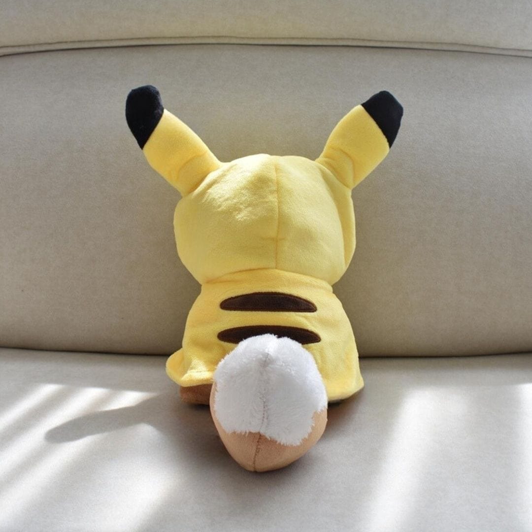 La Peluche Peluche Evoli déguisée en Pikachu jaune