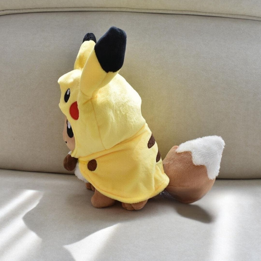 La Peluche Peluche Evoli déguisée en Pikachu jaune