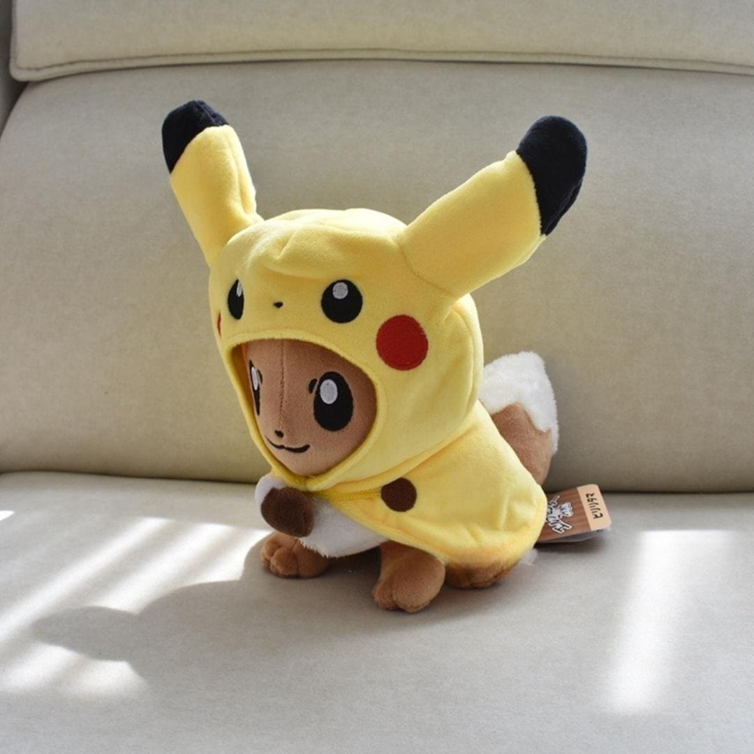 La Peluche Peluche Evoli déguisée en Pikachu jaune