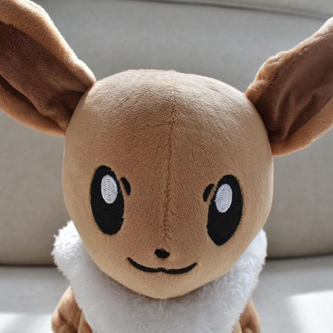 La Peluche Peluche Evoli déguisée en Pikachu jaune