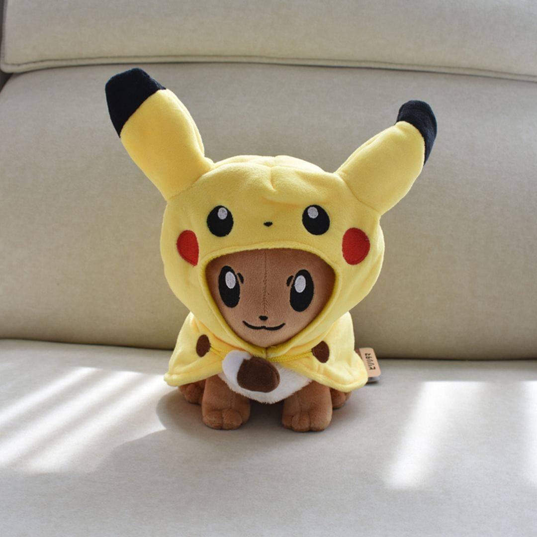 La Peluche Peluche Evoli déguisée en Pikachu jaune