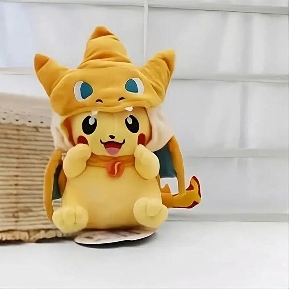 La Peluche Peluche Pikachu en costume Dracaufeu