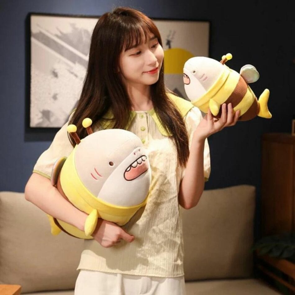 La Peluche Peluche requin déguisée en abeille