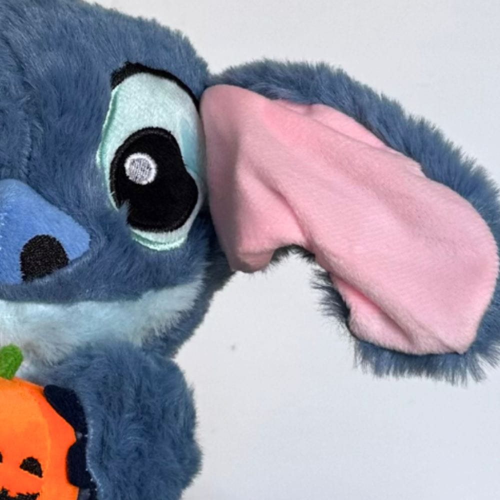 La Peluche Peluche Stitch avec une citrouille respirante