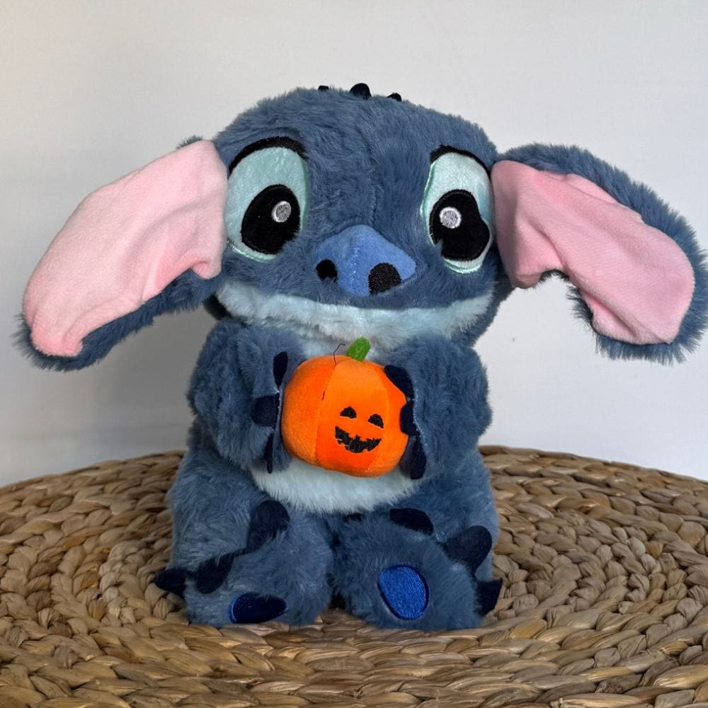La Peluche Peluche Stitch avec une citrouille respirante