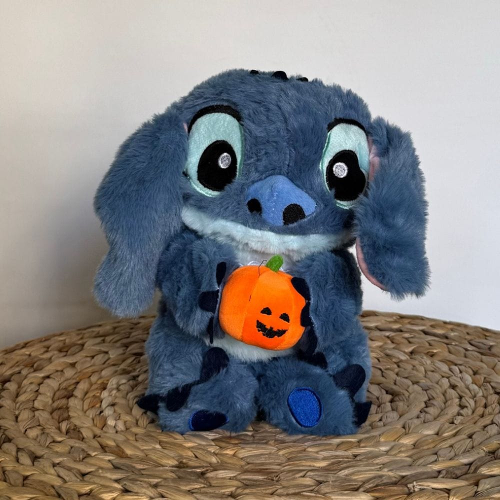 La Peluche Peluche Stitch avec une citrouille respirante