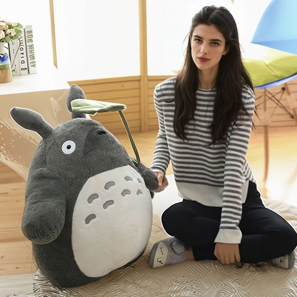 La Peluche Peluche Totoro avec feuille de lotus