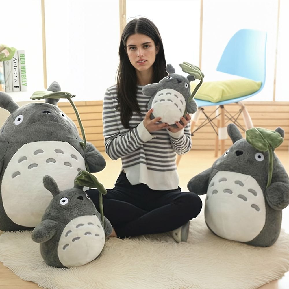 La Peluche Peluche Totoro avec feuille de lotus