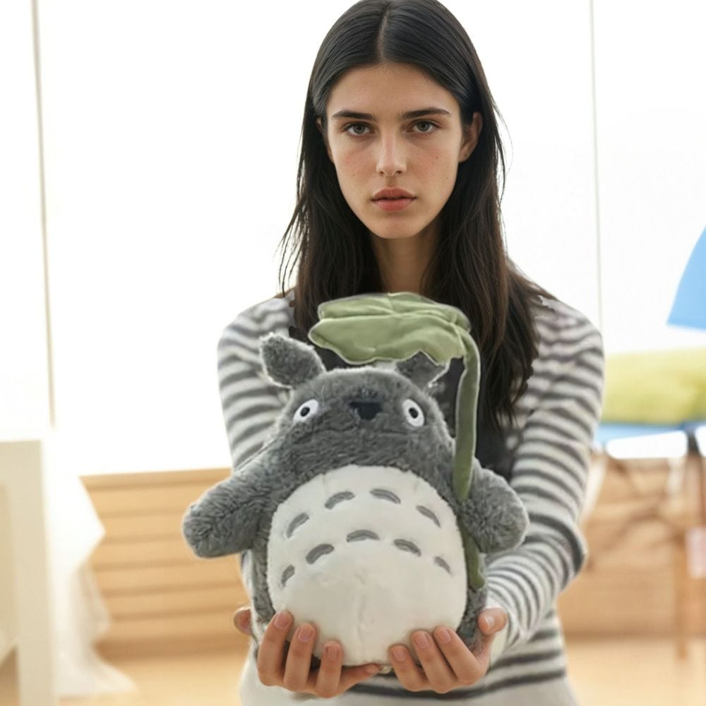 La Peluche Peluche Totoro avec feuille de lotus