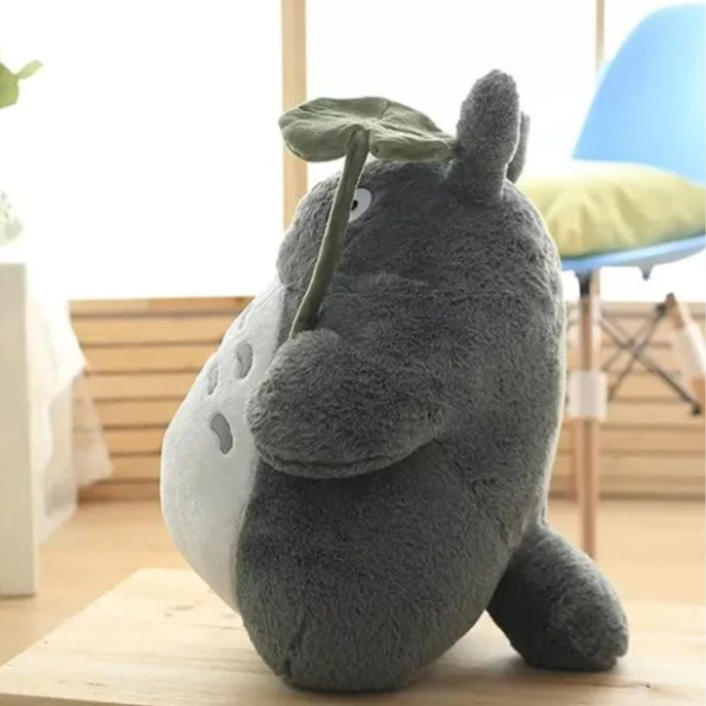 La Peluche Peluche Totoro avec feuille de lotus