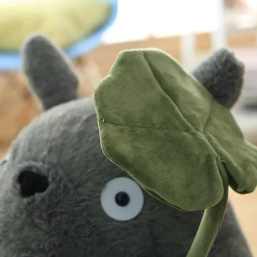 La Peluche Peluche Totoro avec feuille de lotus