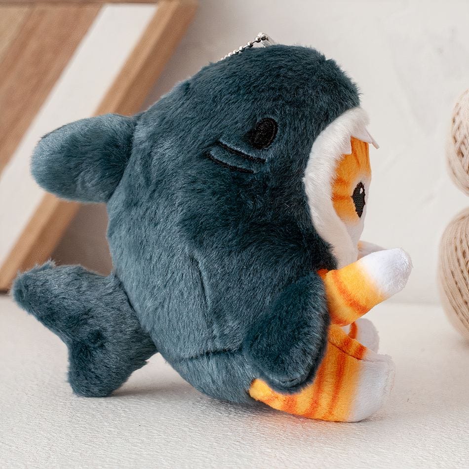 La Peluche Poupée en peluche petit chat déguisé en requin