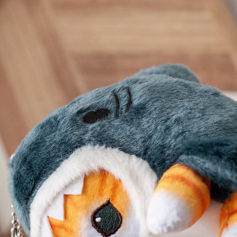 La Peluche Poupée en peluche petit chat déguisé en requin