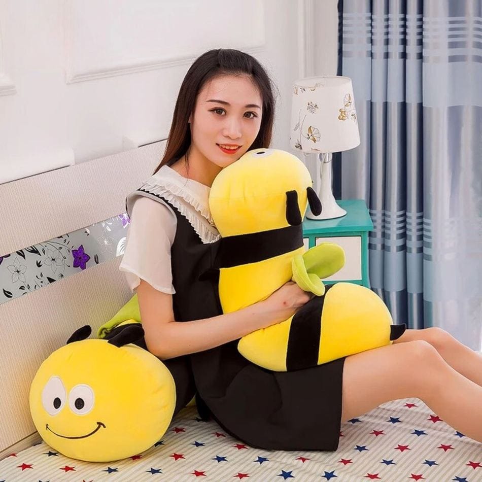 La Peluche Peluche coussin abeille souriante