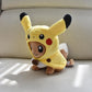 La Peluche Peluche Evoli déguisée en Pikachu jaune