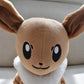 La Peluche Peluche Evoli déguisée en Pikachu jaune