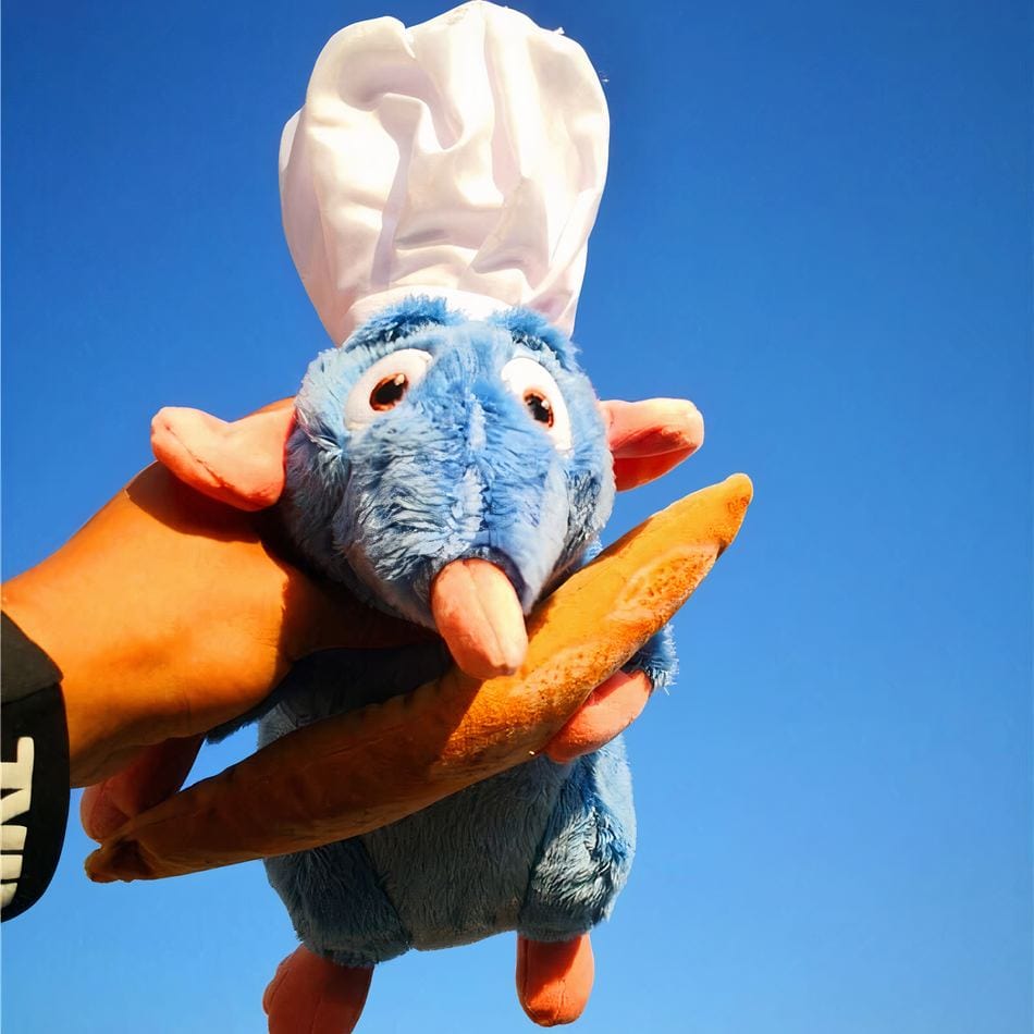 La Peluche Peluche Ratatouille avec du pain