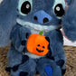 La Peluche Peluche Stitch avec une citrouille respirante