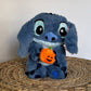 La Peluche Peluche Stitch avec une citrouille respirante